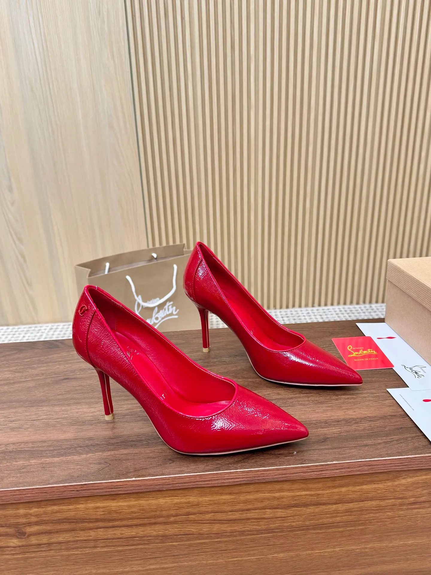 👟👟Ex-factory price 480👟👟 Genuine leather sole +40 Year-round shipment💝Christian Louboutin CL👠 "Patent Leather Hemming Craft Series" Noble and luxurious, real blingbling👟👟 Real materials, all customized by the pattern maker, and the materials are made of original customized materials to achieve the taste of the original 5 color options💍Upper: Imported👉cow patent leather💪 Lining: Sheepskin foot pad/lining Size: 34-40.41.42 Heel height: two options: 10.5cm and 8.5cm